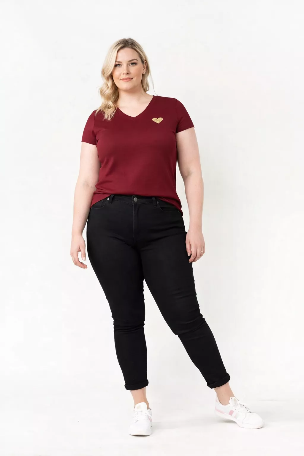 T-SHIRT COL V CŒUR BRODÉ – ONLY CARMAKOMA – GRANDE TAILLE 42–48