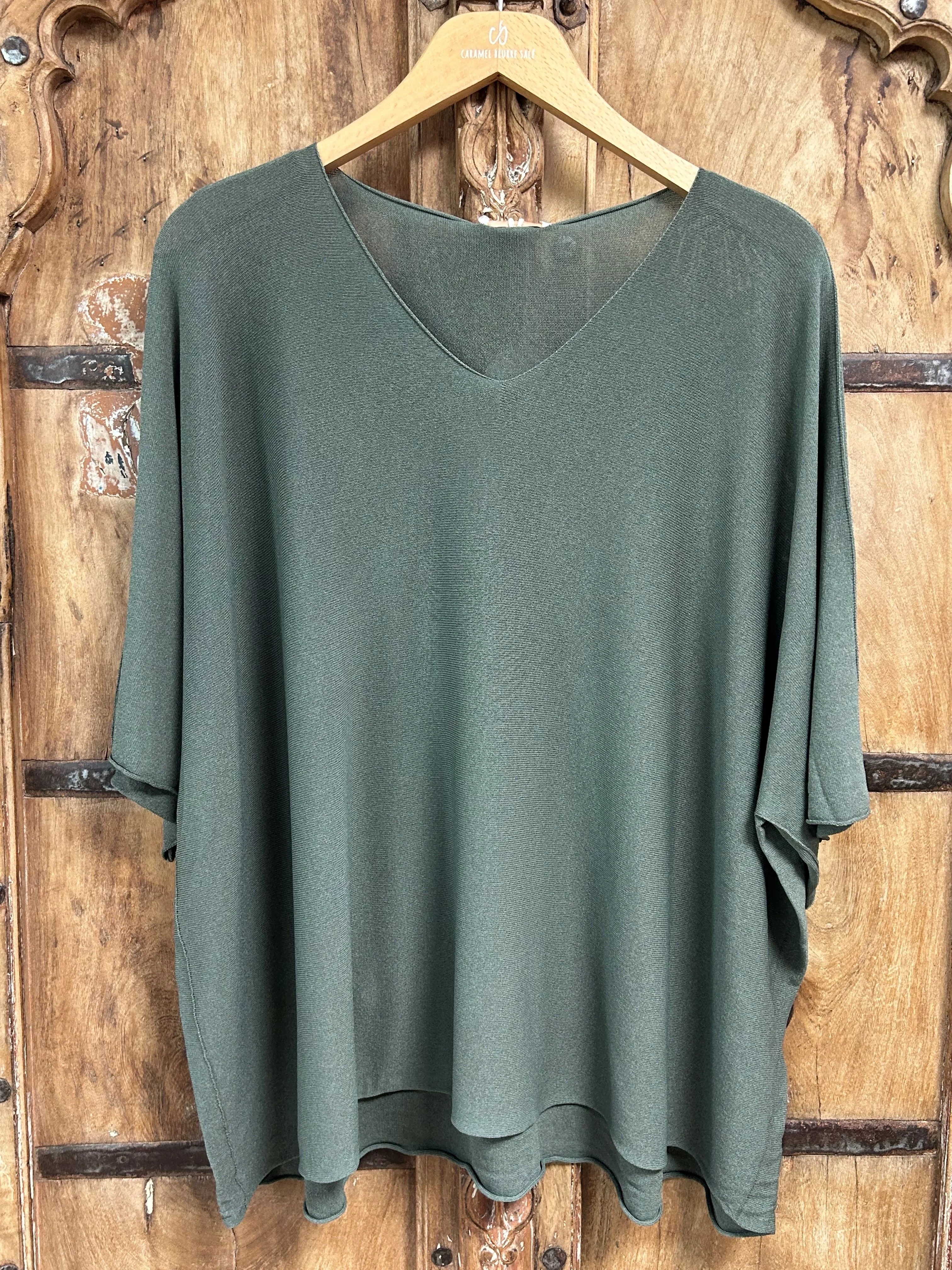 T-SHIRT FLUIDE EN TRICOT FIN COL V – GRANDE TAILLE 46–50