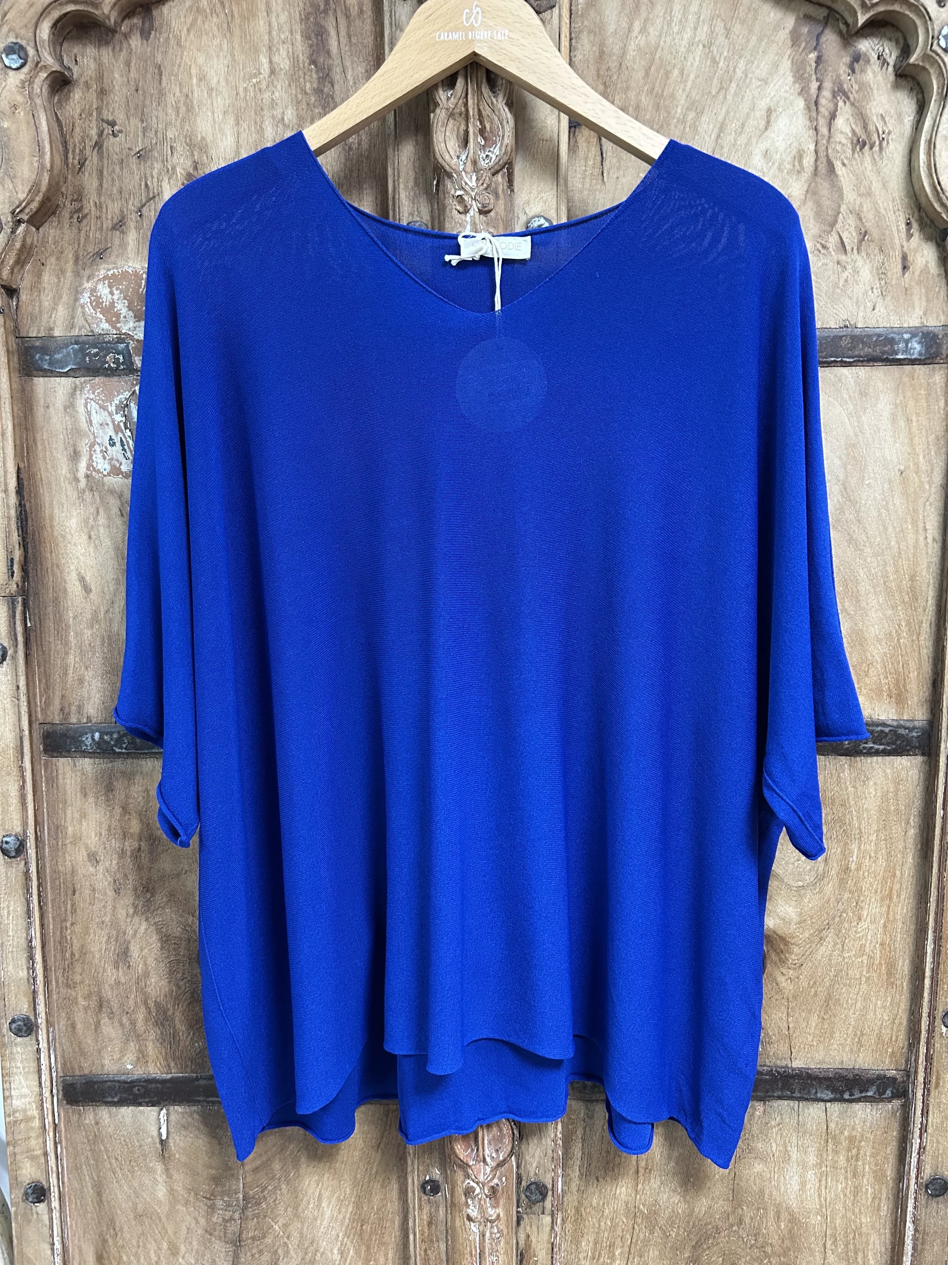 T-SHIRT FLUIDE EN TRICOT FIN COL V – GRANDE TAILLE 46–50