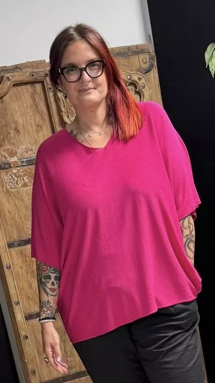 T-SHIRT FLUIDE EN TRICOT FIN COL V – GRANDE TAILLE 46–50