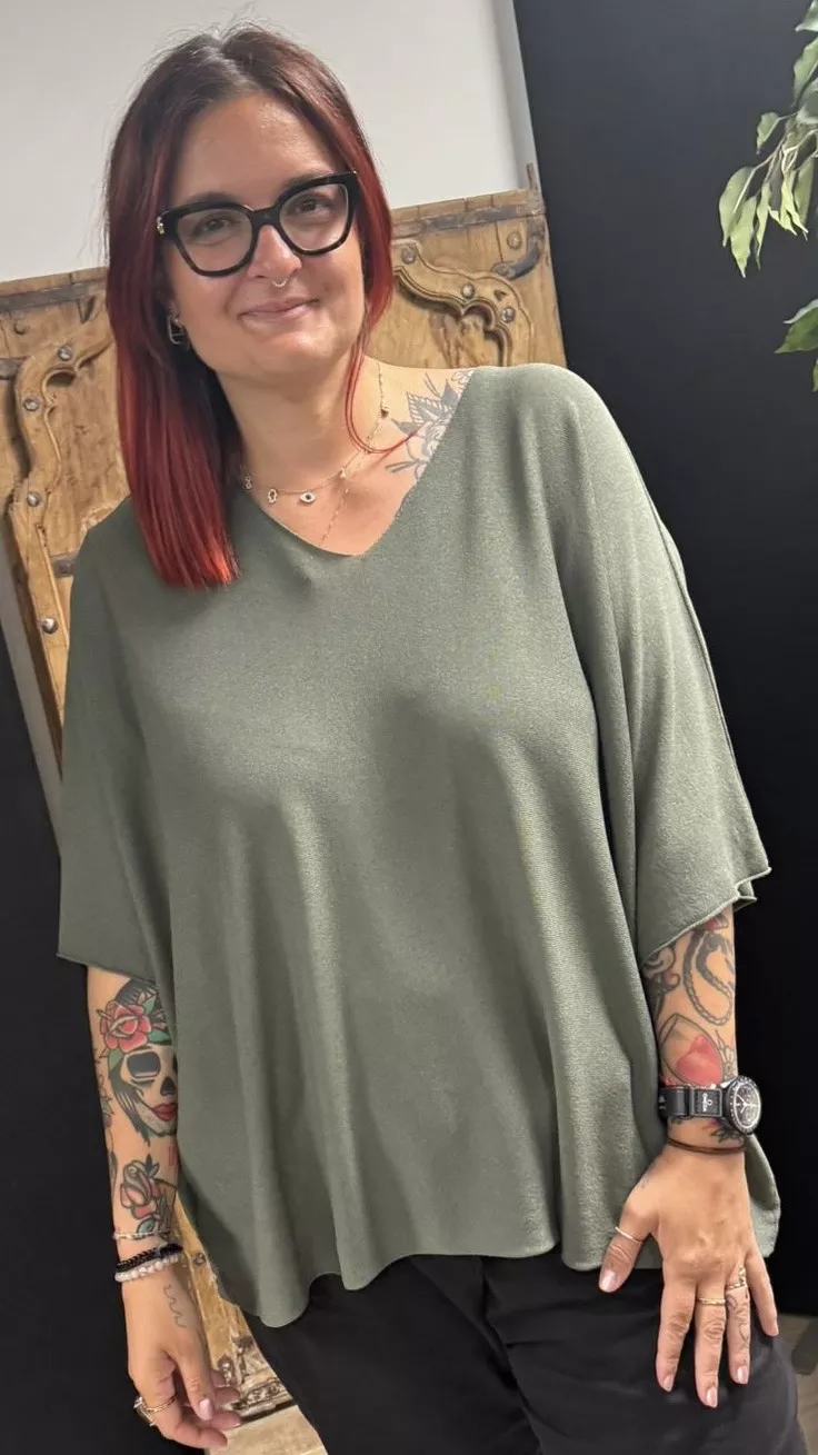 T-SHIRT FLUIDE EN TRICOT FIN COL V – GRANDE TAILLE 46–50