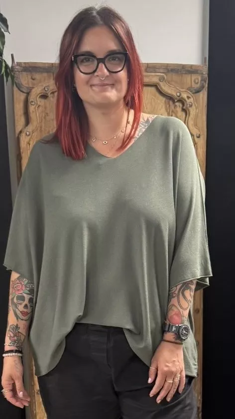 T-SHIRT FLUIDE EN TRICOT FIN COL V – GRANDE TAILLE 46–50