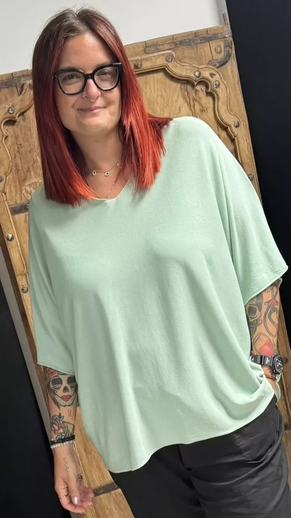 T-SHIRT FLUIDE EN TRICOT FIN COL V – GRANDE TAILLE 46–50