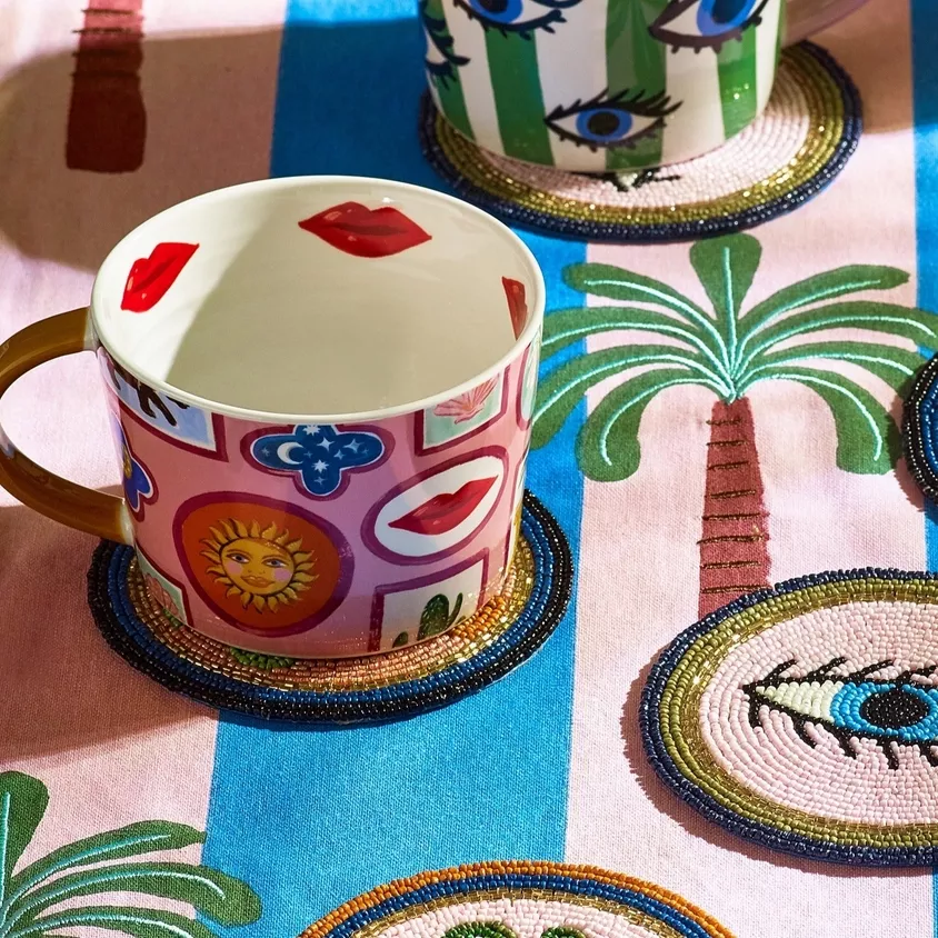 STEINGUTTASSE ELECTRIC COAST ILLUSTRIERT – ELEANOR BOWMER