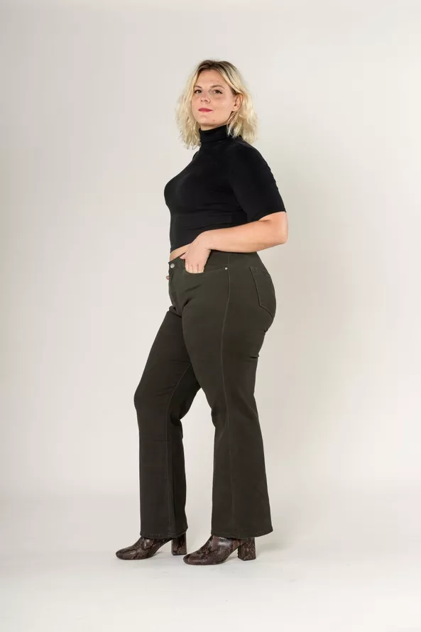 FLARE-JEANS KHAKI – NINA CARTER – GROSSE GRÖSSEN 40–50