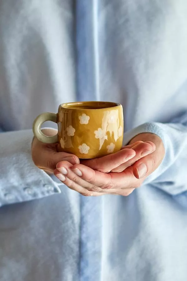 NINI TASSE MIT BLUMEN IN BRAUN AUS STEINZEUG – BLOOMINGVILLE