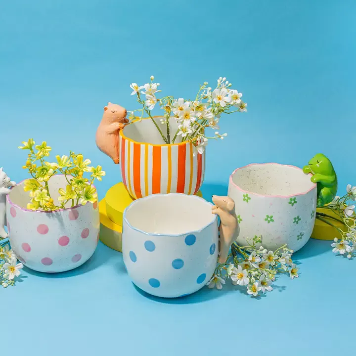 CACHE-POT CÉRAMIQUE GRENOUILLE ESPIONNE – SASS & BELLE