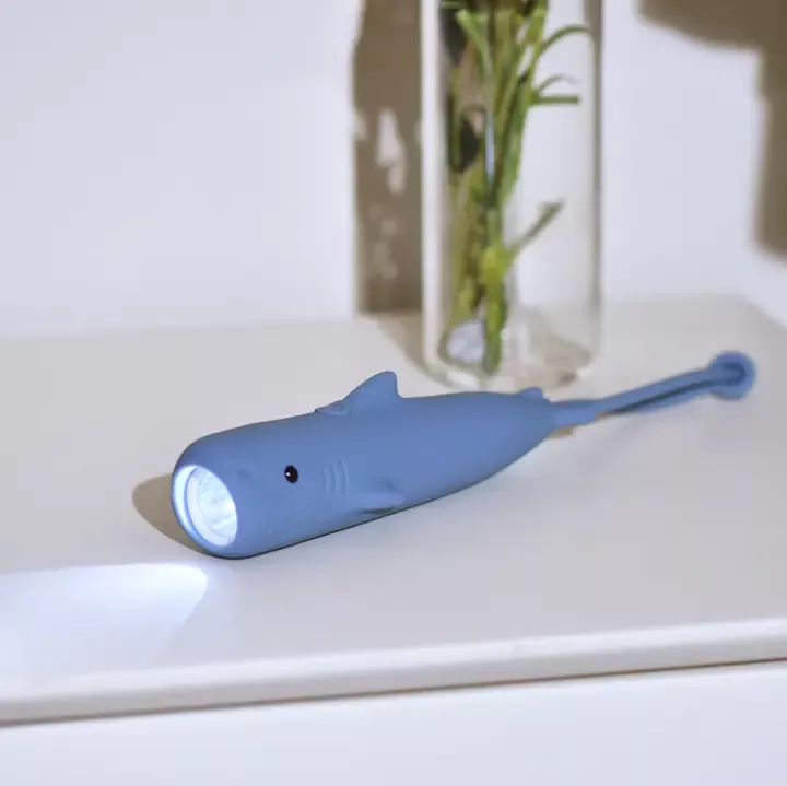LAMPE DE POCHE REQUIN BLEU – WINKEE – LAMPE LED RECHARGEABLE