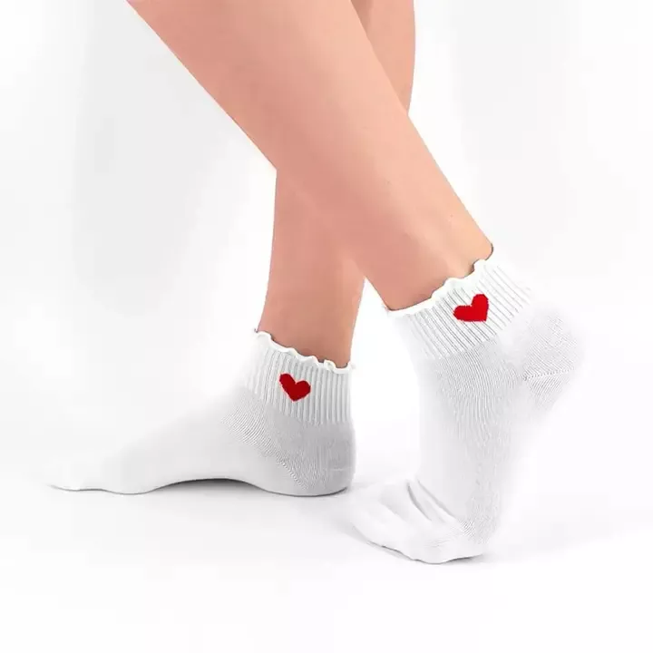 SOQUETTES MI-HAUTES CŒUR ROUGE VOLANT – TITES CHAUSSETTES