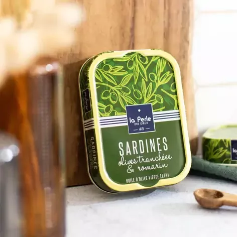 SARDINES AUX OLIVES TRANCHÉES & ROMARIN – POIDS TOTAL NET 115 G – LA PERLE DES DIEUX 1887