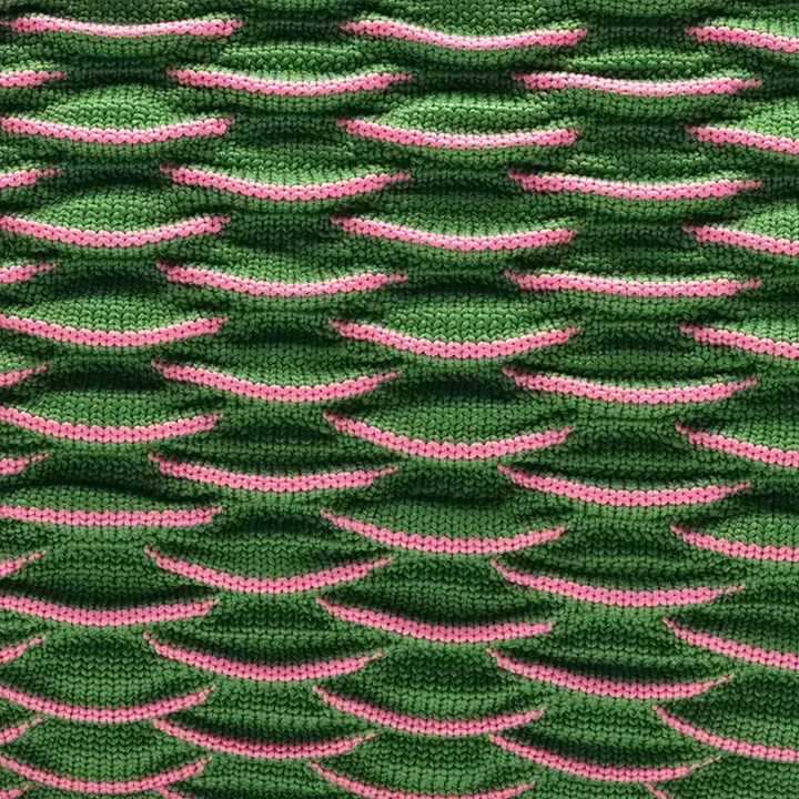 POCHETTE EMMA VERTE ET ROSE EFFET ÉCAILLES – LOT 83