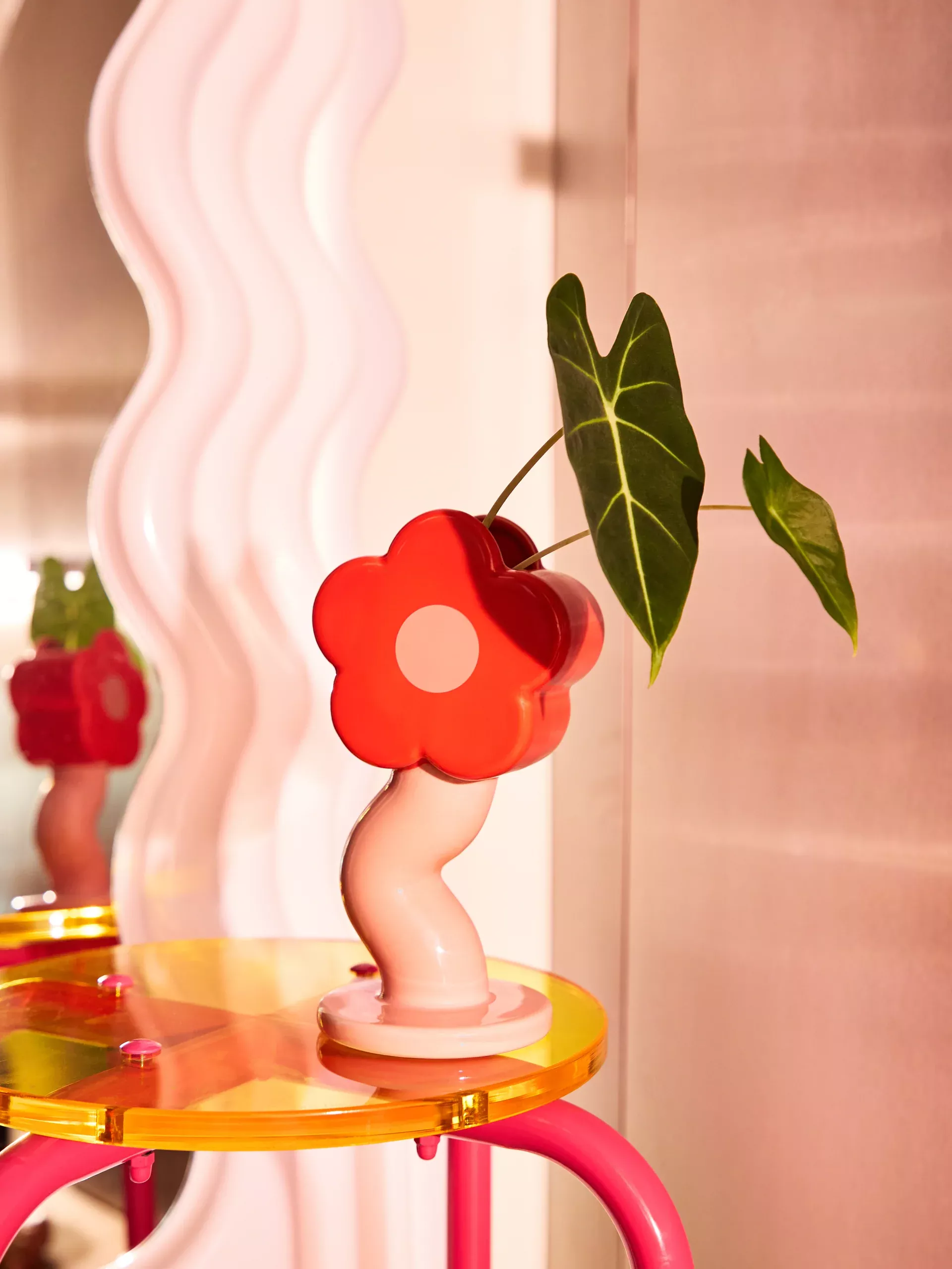 VASE FLEUR CURVE EN CÉRAMIQUE – FLUID MARKET