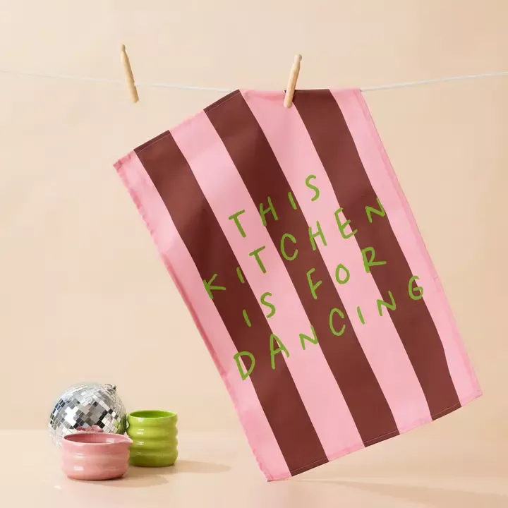 GESCHIRRTUCH AUS BAUMWOLLE – THIS KITCHEN IS FOR DANCING – MADDISON BALL CREATIVE