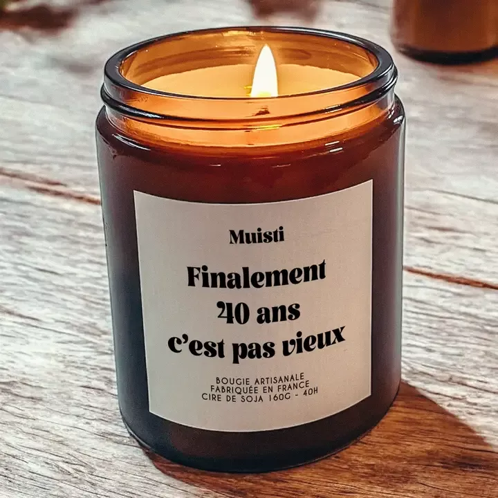 DUFTKERZE – FINALEMENT 40 ANS C’EST PAS VIEUX – EDELHÖLZER – 160 G – MUISTI