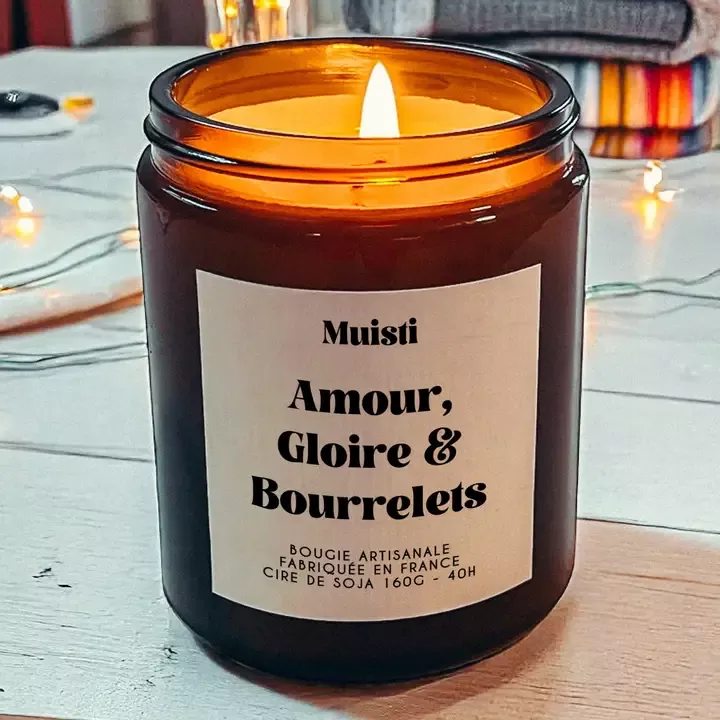 BOUGIE PARFUMÉE – AMOUR, GLOIRE ET BOURRELETS – FLEUR D’ORANGER – 160 G – MUISTI