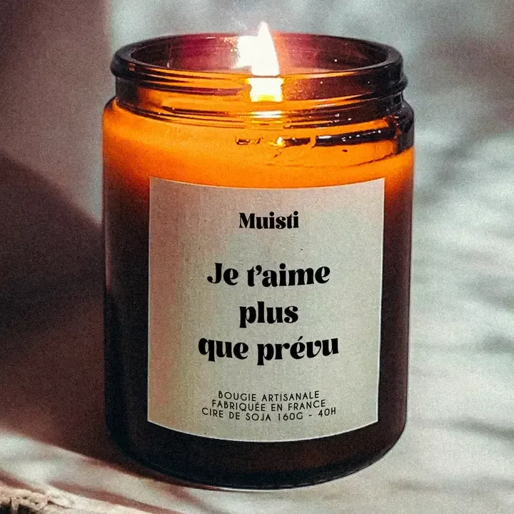 BOUGIE PARFUMÉE – JE T’AIME PLUS QUE PRÉVU – BOIS PRÉCIEUX – 160 G – MUISTI