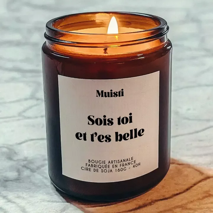 DUFTKERZE – SOIS TOI ET T’ES BELLE – WEISSER MOSCHUS – 160 G – MUISTI