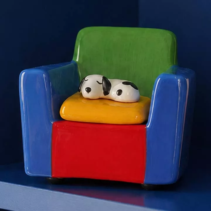 SCHMUCKDOSE – HUND AUF BUNTEM SOFA – HELIO FERRETTI