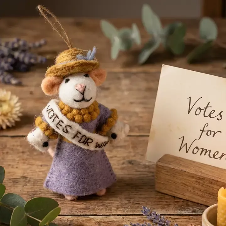 DÉCORATION À SUSPENDRE EN FEUTRE – EMMELINE LA SOURIS SUFFRAGETTE – FELT SO GOOD