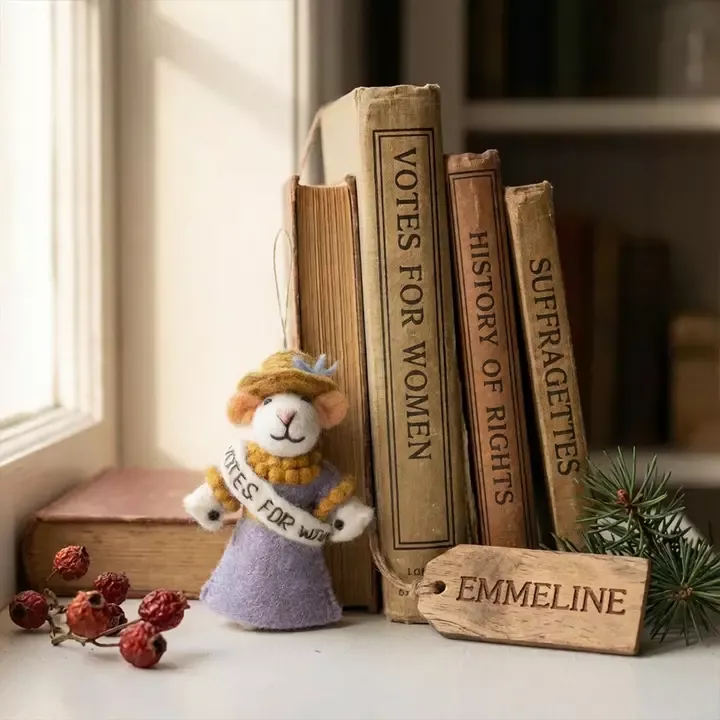 DÉCORATION À SUSPENDRE EN FEUTRE – EMMELINE LA SOURIS SUFFRAGETTE – FELT SO GOOD