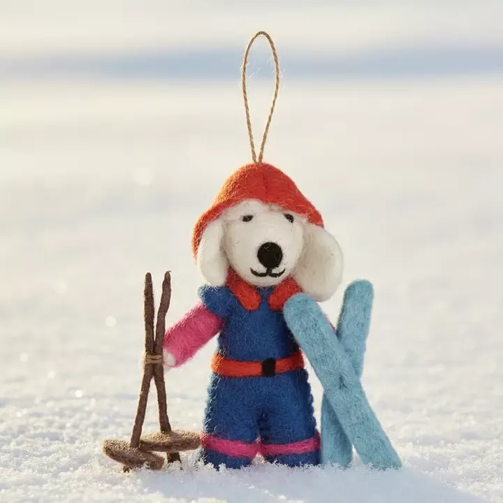 DÉCORATION À SUSPENDRE EN FEUTRE – PORCHA LE CANICHE SKIEUR – FELT SO GOOD