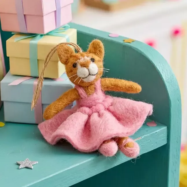 DÉCORATION À SUSPENDRE EN FEUTRE – GRACIE LE CHAT – FELT SO GOOD