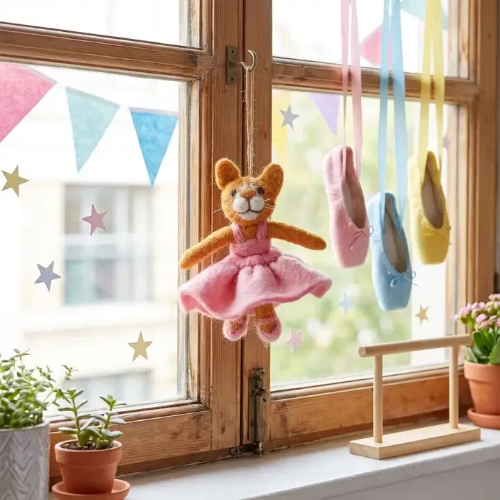 DÉCORATION À SUSPENDRE EN FEUTRE – GRACIE LE CHAT – FELT SO GOOD