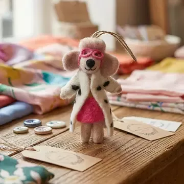 DÉCORATION À SUSPENDRE EN FEUTRE – DELLIE LE CANICHE – FELT SO GOOD